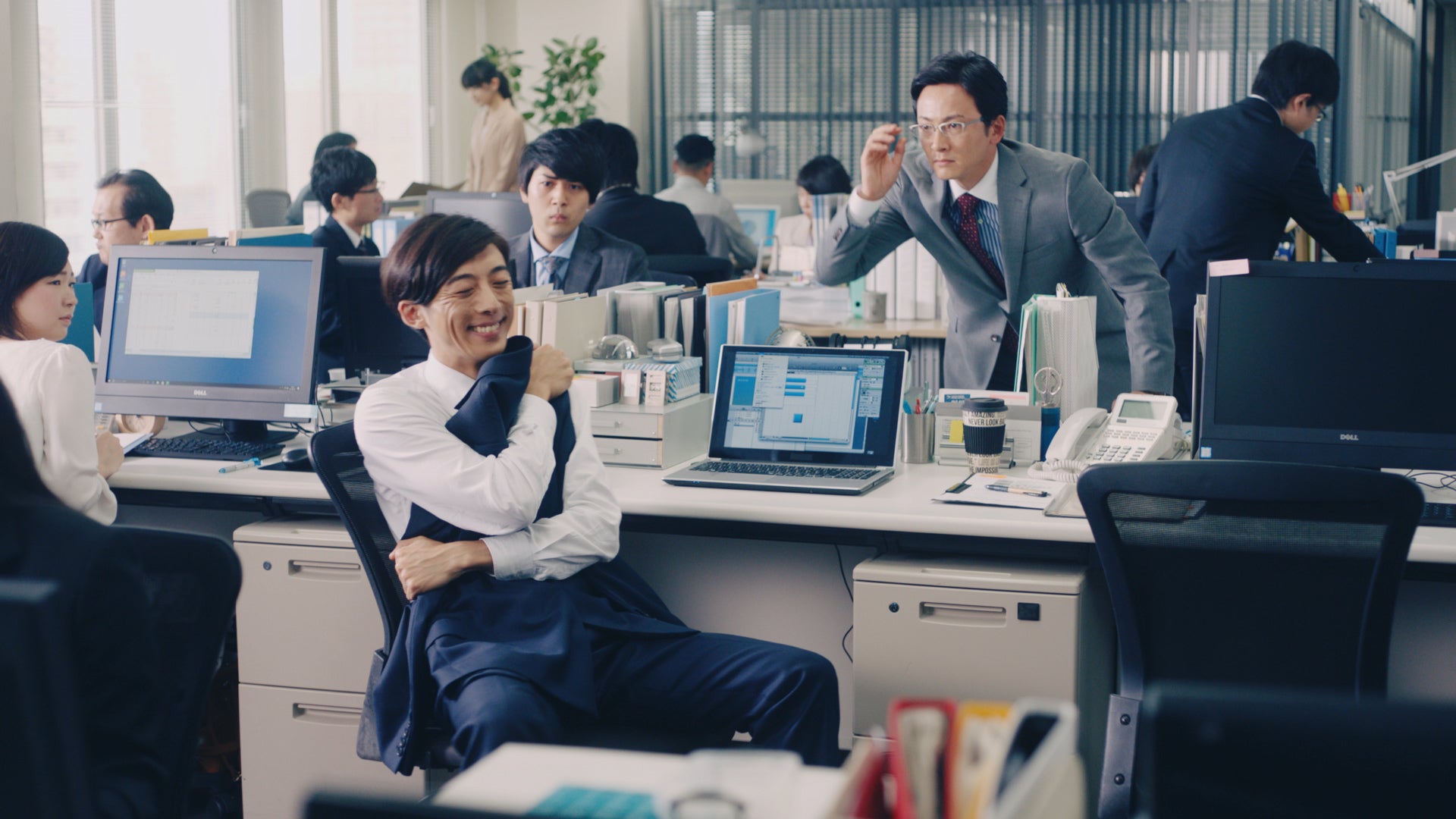 スーツを抱きしめるシーンも／ファブリーズMEN「頑張るMEN」Web動画より