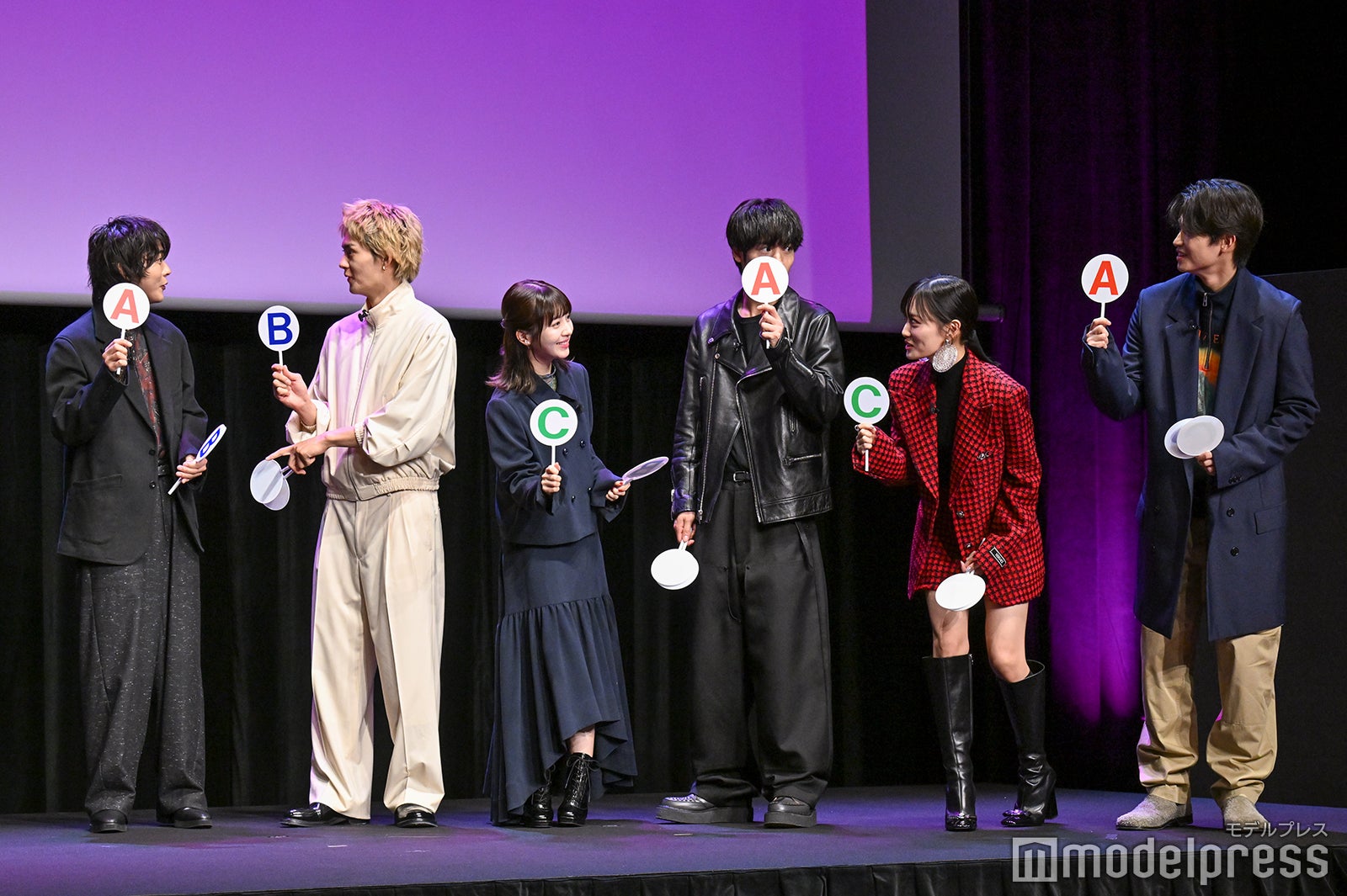 （左から）倉悠貴、佐野勇斗、浜辺美波、赤楚衛二、山下美月、西垣匠（C）モデルプレス