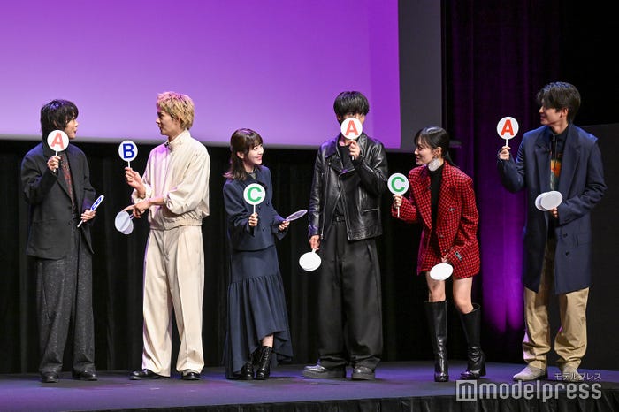 (左から)倉悠貴、佐野勇斗、浜辺美波、赤楚衛二、山下美月、西垣匠(C)モデルプレス