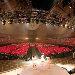 ファン全員でお祝いの人文字を作る逆サプライズ／「Perfume 5th Tour 2014『ぐるんぐるん』」