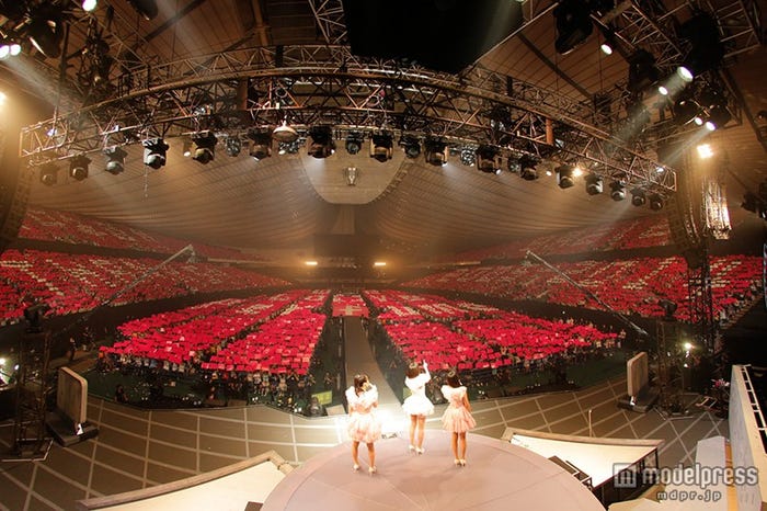 ファン全員でお祝いの人文字を作る逆サプライズ/「Perfume 5th Tour 2014『ぐるんぐるん』」