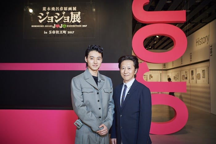 山崎賢人、荒木飛呂彦 (C)2017 映画「ジョジョの奇妙な冒険 ダイヤモンドは砕けない 第一章」製作委員会 (C)LUCKY LAND COMMUNICATIONS/集英社