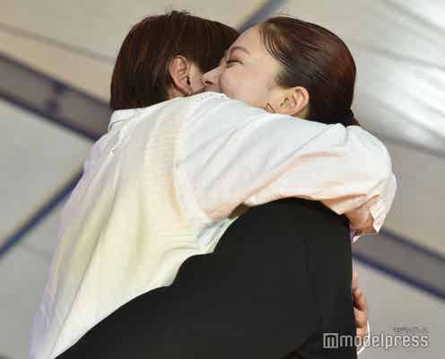 「今日好き」“れんゆな”岡田蓮&みとゆなカップル、告白成立の地・沖繩でランウェイ 甘い密着ハグも<OKINAWA COLLECTION 2023>