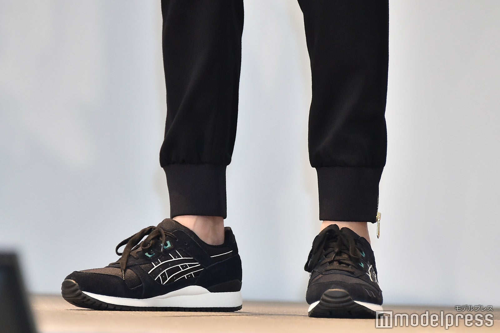 稲垣吾郎の足元／黒で統一 （C）モデルプレス