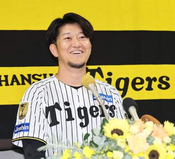 「13年間、タイガース一筋で頑張ってくた」引退の阪神・岩貞に球団副本部長が感謝 10.6広島戦でセレモニー実施