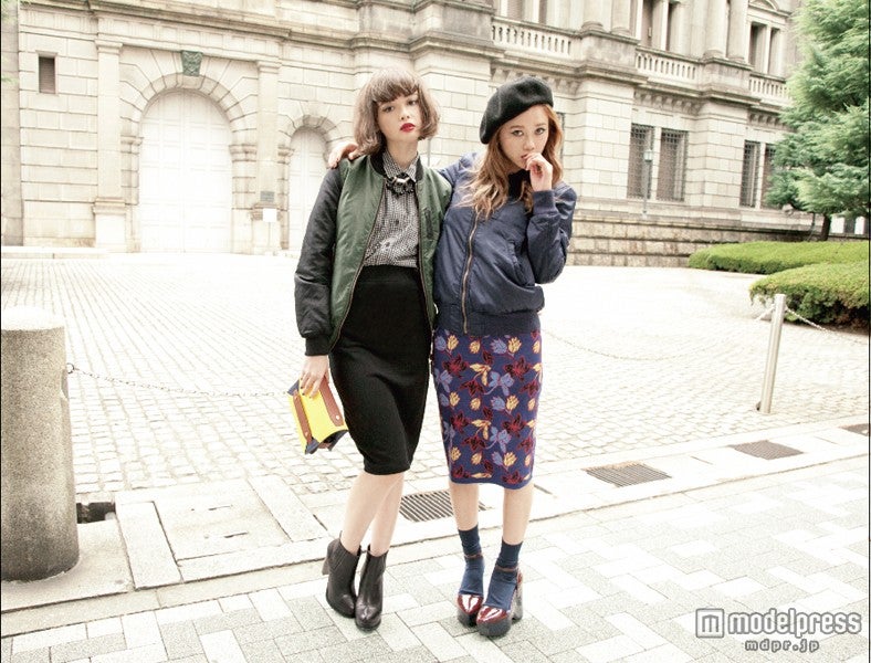 ブルゾンで「SLY」人気の柄ものアイテムが見違える（モデル：玉城ティナ、宮城舞）