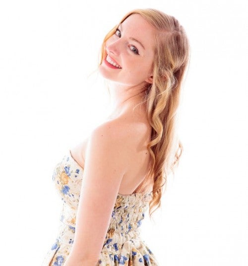 笑顔の女性・バストアップ