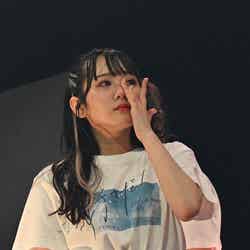 発表を聞いて涙するチームKキャプテン田口愛佳「AKB48春コンサート2023inぴあアリーナMM」（C）AKB48
