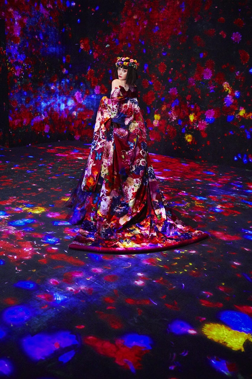 玉城ティナ、極彩アート空間で艶やか姿 蜷川実花が“ミューズ”を撮り下ろし