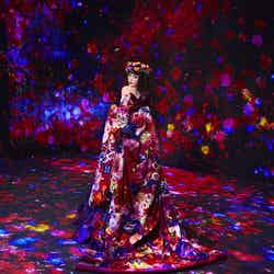 玉城ティナ、極彩アート空間で艶やか姿 蜷川実花が“ミューズ”を撮り下ろし