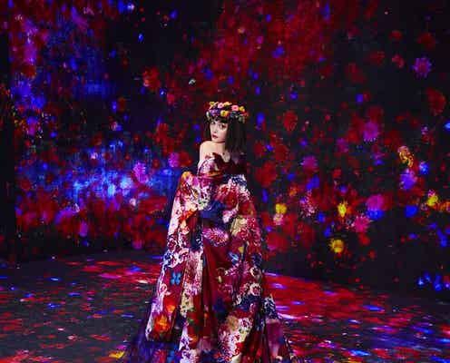 玉城ティナ、極彩アート空間で艶やか姿 蜷川実花が“ミューズ”を撮り下ろし