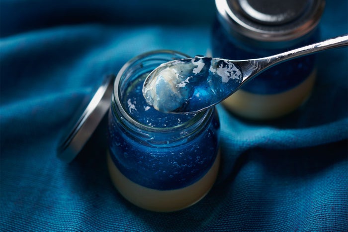 ブルーのジュレが美しい「深海プリン」/画像提供:北海物産