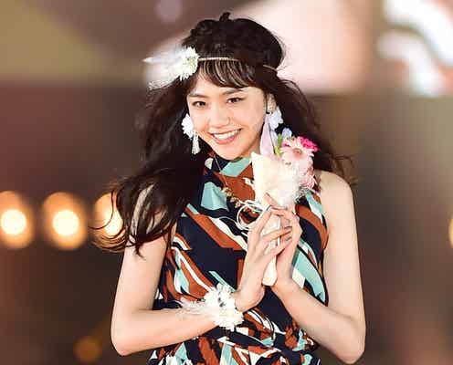 松井愛莉、花束を手に天使の微笑み キュートな仕草で視線を独占<TGC北九州2016>