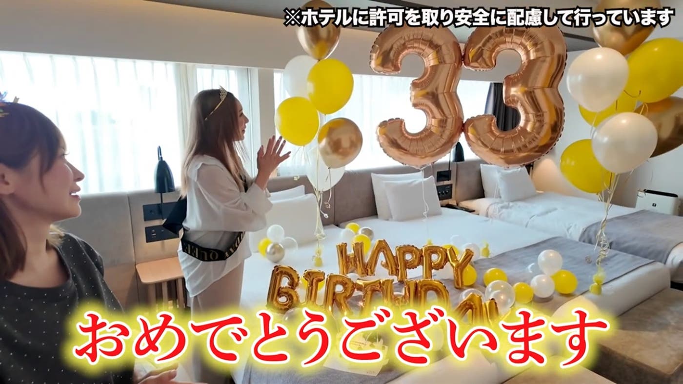 バースデーサプライズの様子(ヘラヘラ三銃士YouTube動画より)