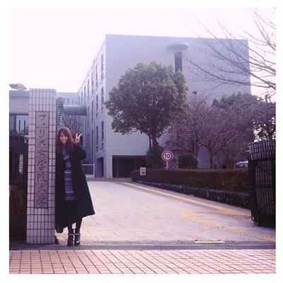 校門前でピースサイン/桐谷美玲オフィシャルブログ(Ameba)より