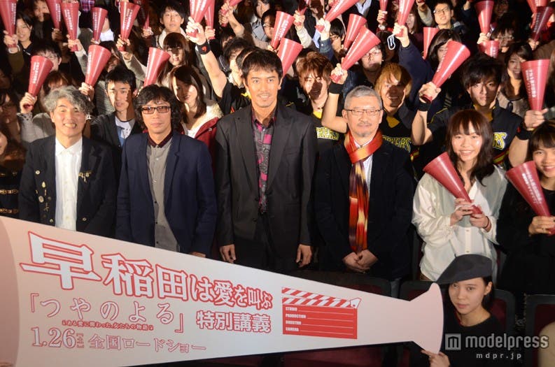 1月26日公開の映画「つやのよる」。先日行われや特別上映イベントに登壇した(左から)安藤紘平教授、行定勲監督、阿部寛、森川友義教授