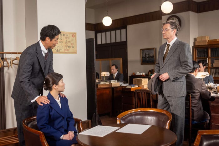 沢村一樹、伊藤沙莉、ブレイク・クロフォード「虎に翼」第47話(C)NHK