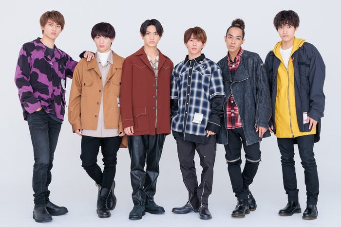 <Aぇ! group(ええグループ)プロフィール> 2019年2月18日に結成した関西出身の6人組(正門良規・末澤誠也・草間リチャード敬太・小島健・福本大晴・佐野晶哉)。読みは「ええグループ」で、ジャニー喜多川氏が「君たちはええ(良い)グループ」という思いを込めて命名。同年3月の関西ジャニーズJr.公演「SPRING SPECIAL SHOW 2019」でファンに初お披露目された。バラエティー番組「THE GREATEST SHOW-NEN」「関西ジャニ博」や、ラジオ番組「関西ジャニーズJr. Aぇ! groupのMBSヤングタウン」などにレギュラー出演中。/(左から)小島健、福本大晴、正門良規、末澤誠也、草間リチャード敬太、佐野晶哉