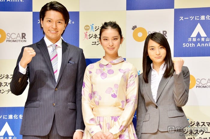 武井咲(中央)と「第1回美ジネスマン&美ジネスウーマンコンテスト」グランプリに輝いた長濱慎さん(左)、菊田彩乃さん(右)