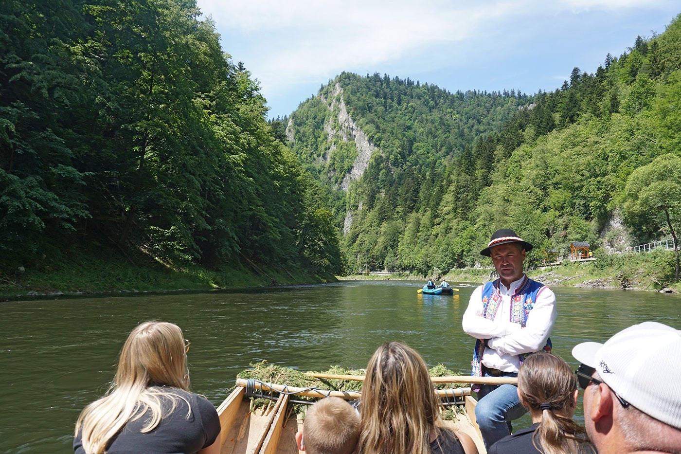のんびり国境で川下り。右岸はスロバキア