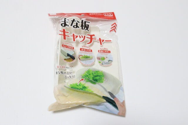 ダイソーのまな板キャッチャーのパッケージ