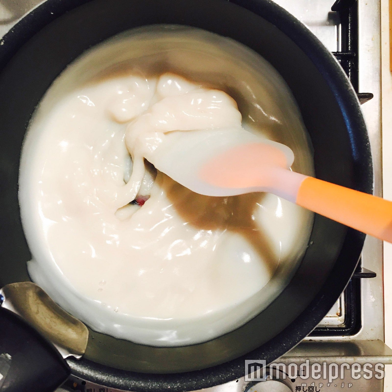 火にかけながら混ぜていくとお餅に変化／画像提供：柏原歩