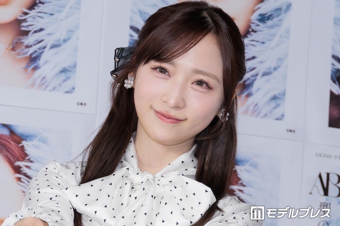 AKB48小栗有以、ノースリ×ミニ丈衣装で美脚輝く「お人形さんみたい」「どの角度から見ても可愛い」と反響