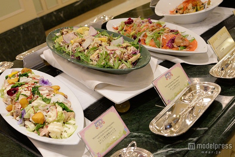 期間限定の冷菜が並ぶ