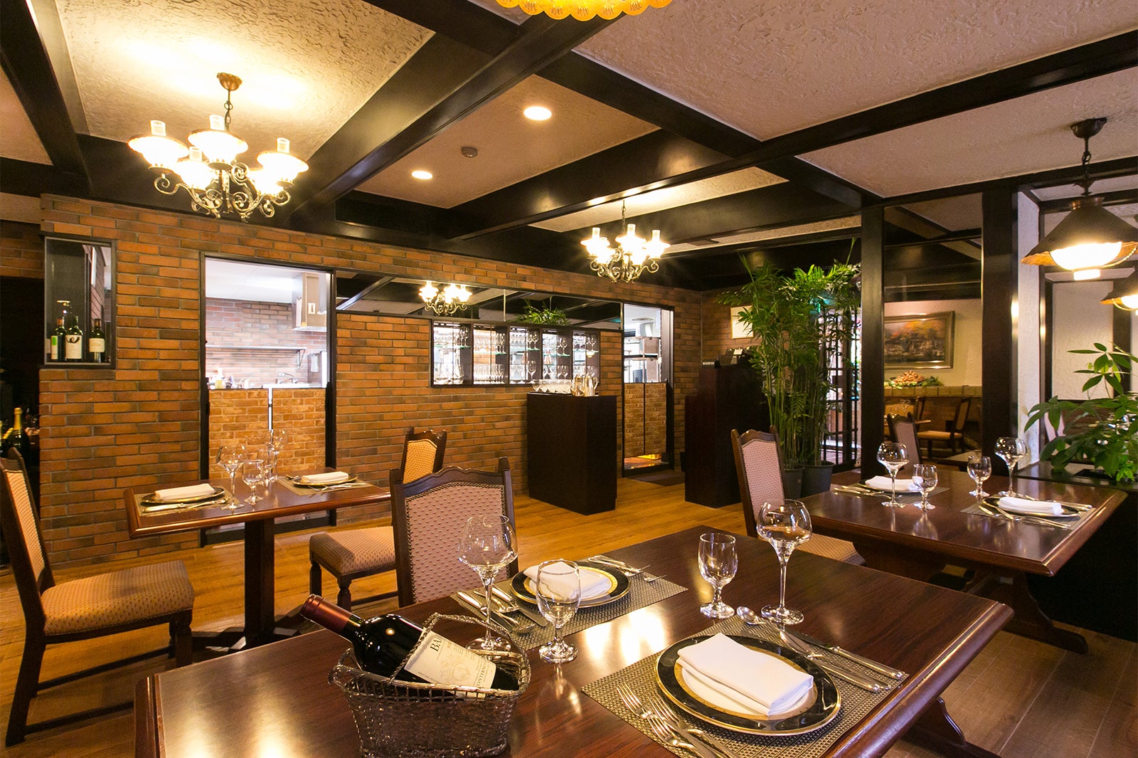 欧風レストラン「バーデンバーデン」／画像提供：水明館