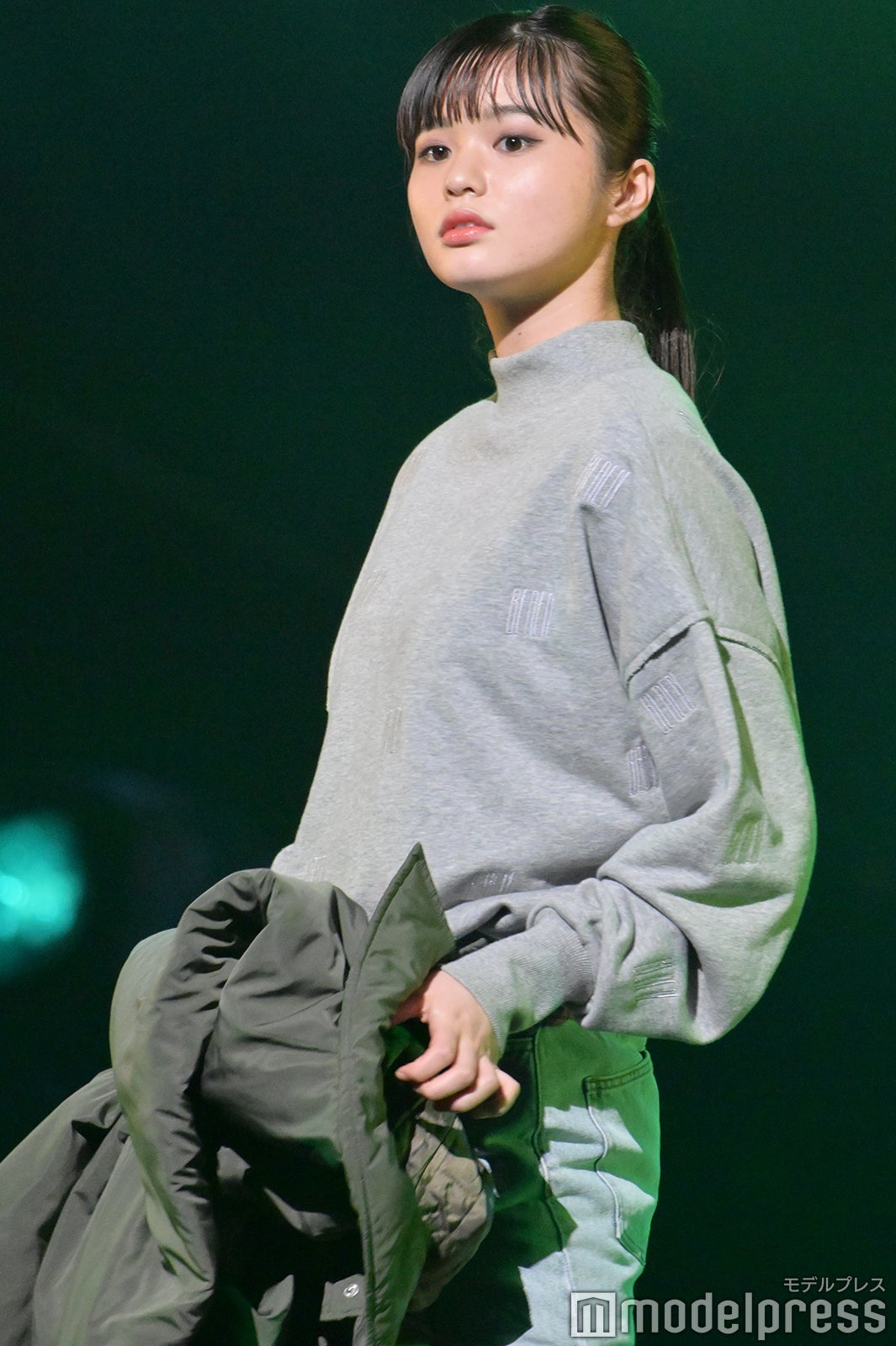 Girls2原田都愛、ショート丈で魅せる美脚 堂々ランウェイで視線