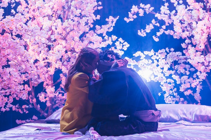 馬場ふみか、古川雄大「恋と弾丸」第1話より(C)箕野希望・小学館/「恋と弾丸」製作委員会・MBS