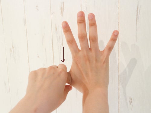 親指を持ちレバーを手前に引くようにストレッチ