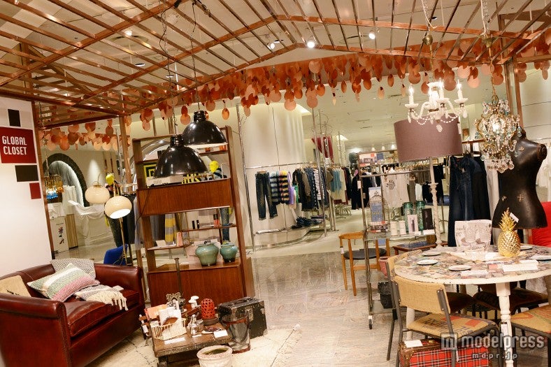 ファッショナブルな雰囲気にピッタリの「INFOBAR A03」