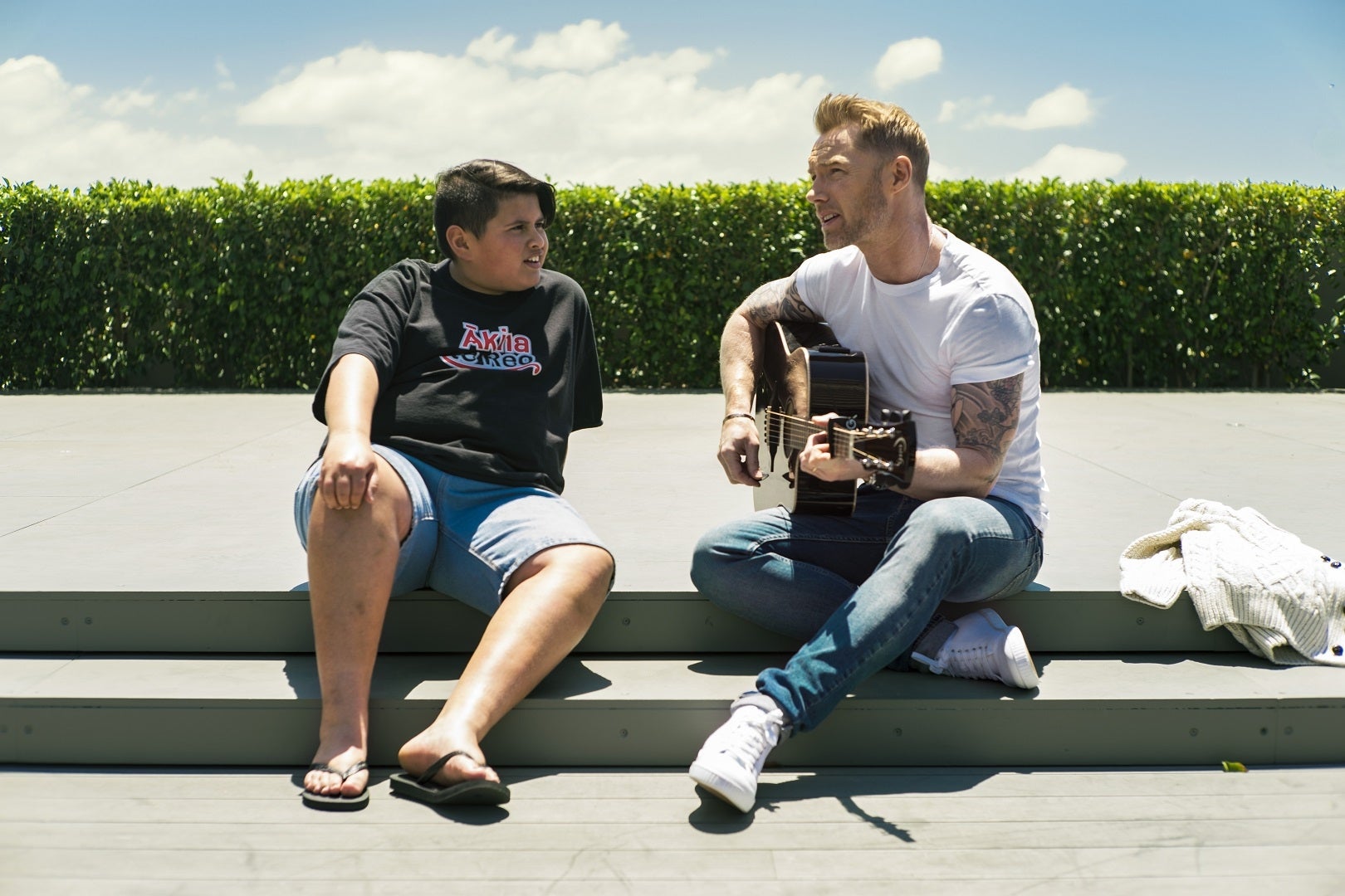 青空の下で歌うローナン・キーティングとジュリアン・デニソン／画像提供：ニュージーランド航空