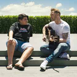 青空の下で歌うローナン・キーティングとジュリアン・デニソン/画像提供:ニュージーランド航空