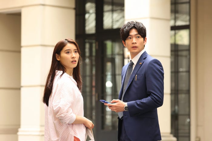 土屋太鳳、松下洸平/「やんごとなき一族」第4話より(C)フジテレビ