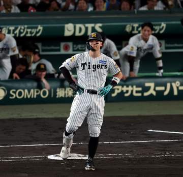 阪神・佐藤輝明 三冠王確実も2年連続の40発はならず 第3打席は大飛球も数メートル届かず 九回の守備で交代
