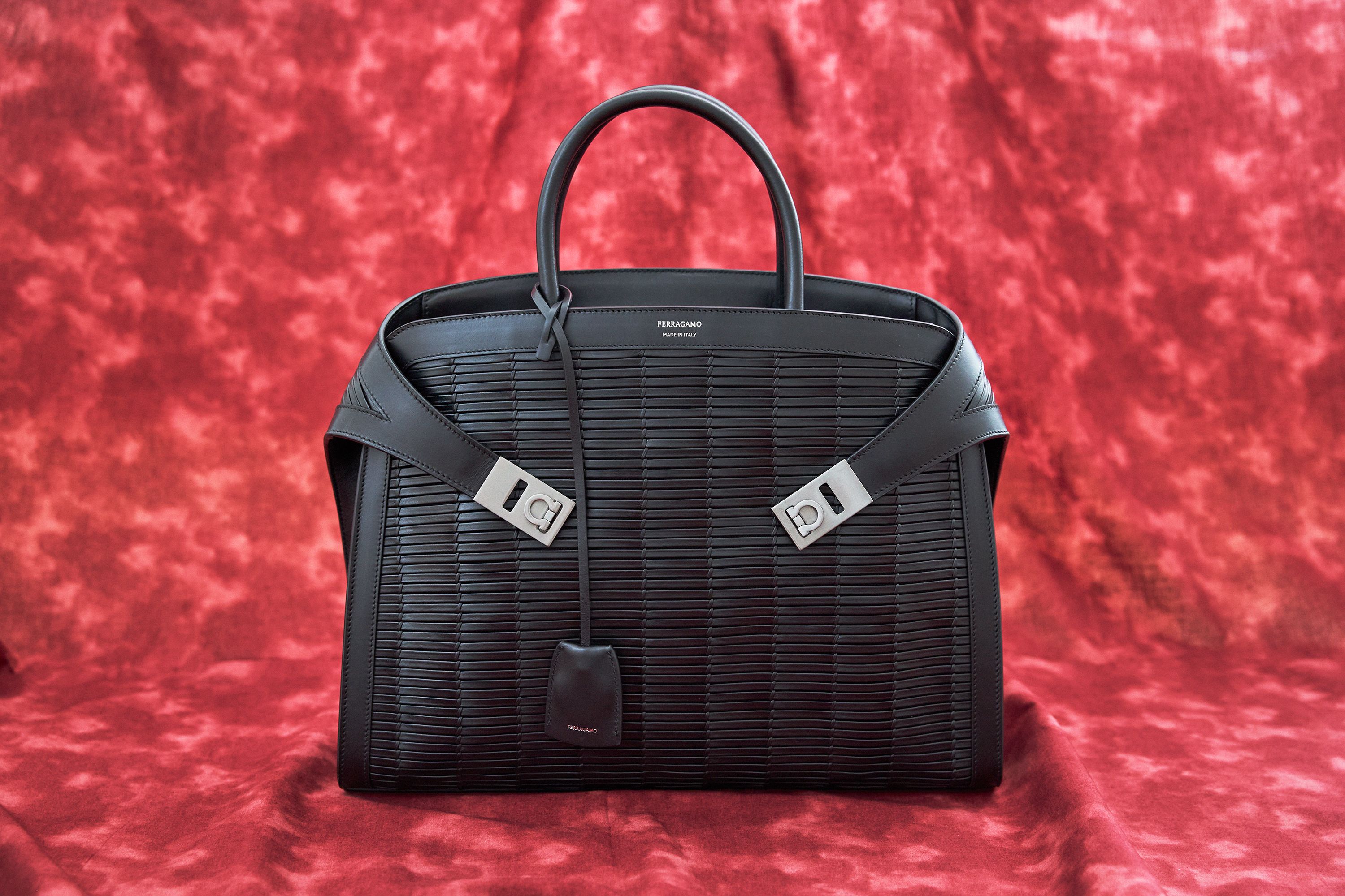 卓越したクラフツマンシップとモダンな造形美が際立つフェラガモ──2026年春、バッグと財布の最新事情