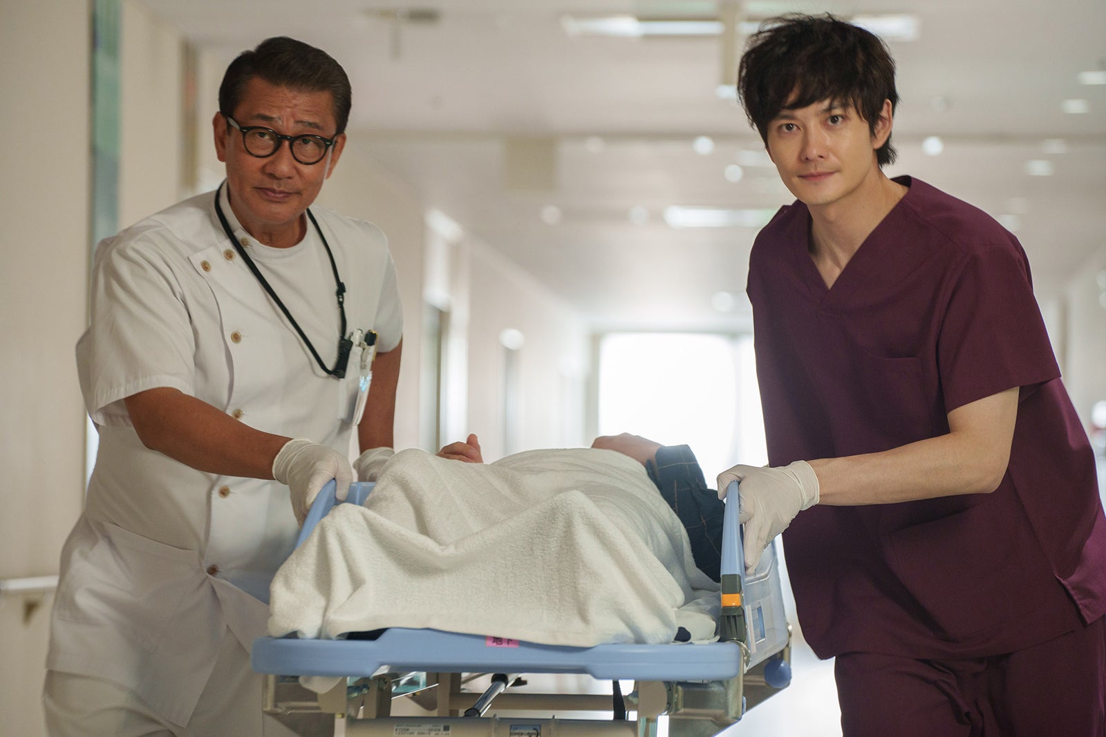 中井貴一、岡田将生「ザ・トラベルナース」第1話より（C）テレビ朝日