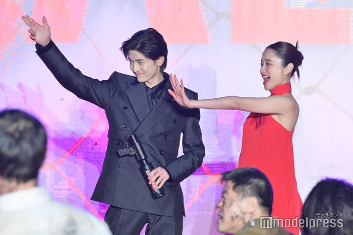 ファンサービスする高橋文哉、堀田真由(C)モデルプレス