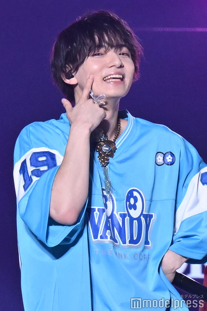 「こうしよう 二人はめげない ロミジュリ」でポーズを決める西村拓哉(C)モデルプレス