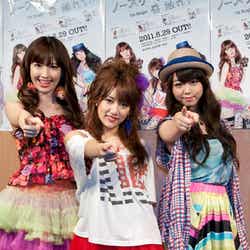 ノースリーブス(左から:小嶋陽菜、高橋みなみ、峯岸みなみ)