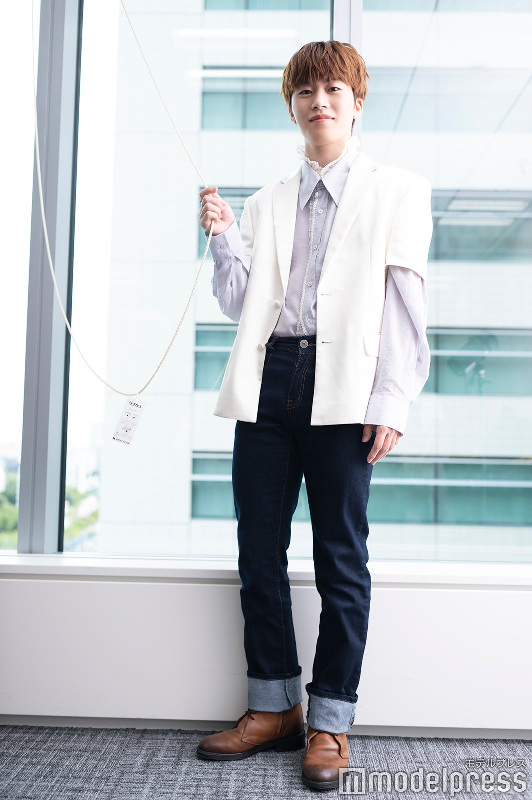 ブラインドの紐が好きな木全さん（C）モデルプレス