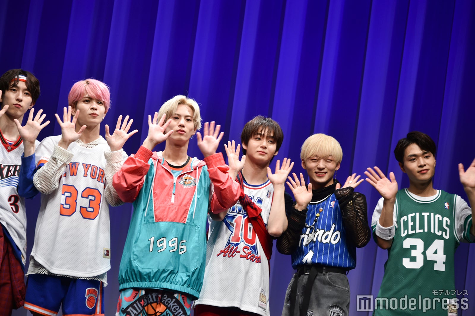 ムービーカメラに手を振る（左から）OCTPATH／四谷真佑、栗田航兵、小堀柊、太田駿静、古瀬直輝、海帆 （C）モデルプレス