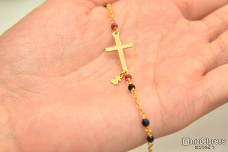 ベアチャームがさり気ないクロスのブレスレット