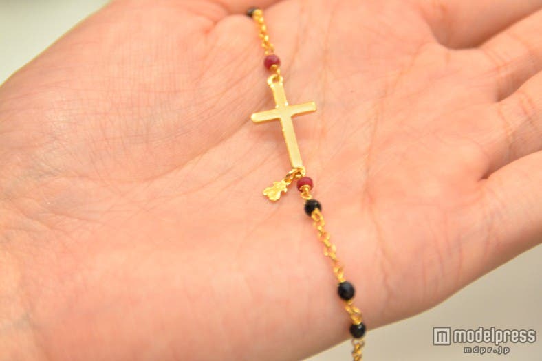 ベアチャームがさり気ないクロスのブレスレット