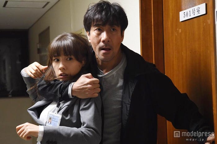 今回初共演を果たした仲里依紗(左)と岸谷五朗(右)