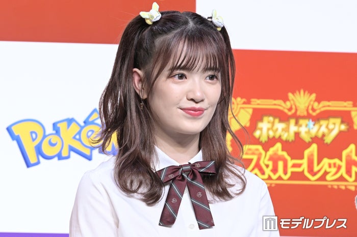 AKB48現役メンバー、プリーツミニスカから美脚披露「スタイル神」「靴下センス良すぎ」と反響