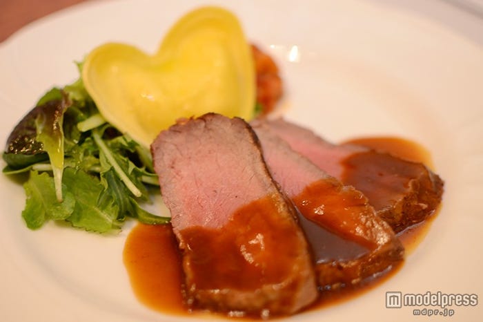 牛サーロインのタリアータ、グレイヴィーソース