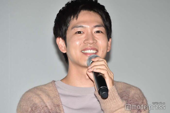 子役の苦笑いを真似する松下洸平(C)モデルプレス